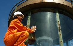 Những “cây phong ba” trên hải đăng đảo Phú Quý